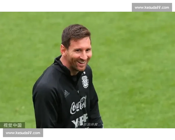 阿根廷 2026 训练服发布：渐变蓝白映三星，梅西领衔亮相